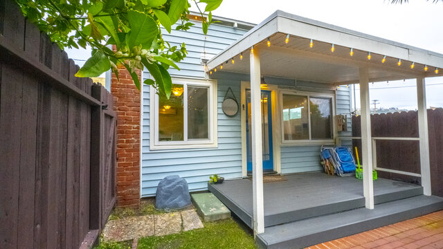 Image 1 for Blue Cottage (Seahorse) "Middle Unit" 265
