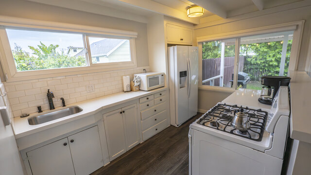 Image 4 for Blue Cottage (Seahorse) "Middle Unit" 265