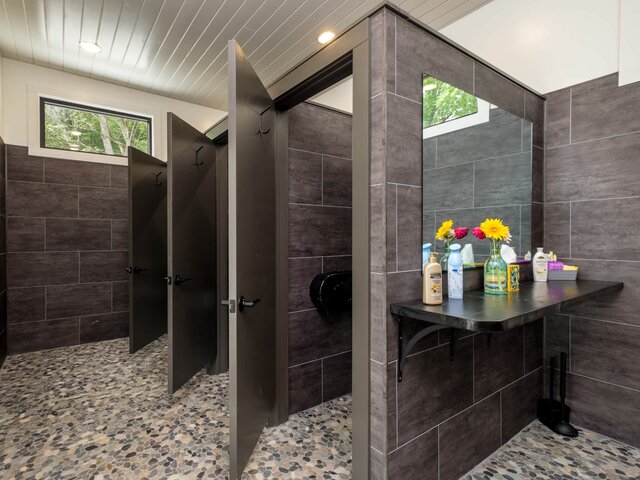 Image 16 for Couples Mirror Cabins