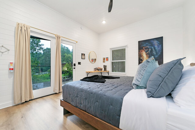Image 9 for Looking Glass - King Mirror Cabin