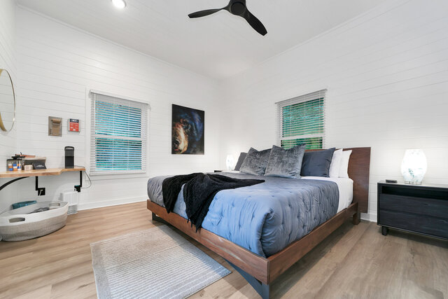 Image 10 for Looking Glass - King Mirror Cabin
