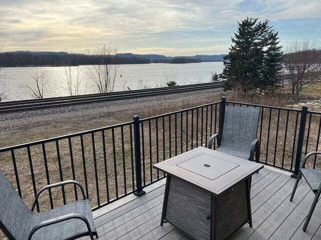 Image 12 for Dragonfly Loft, Hot Tub, River View