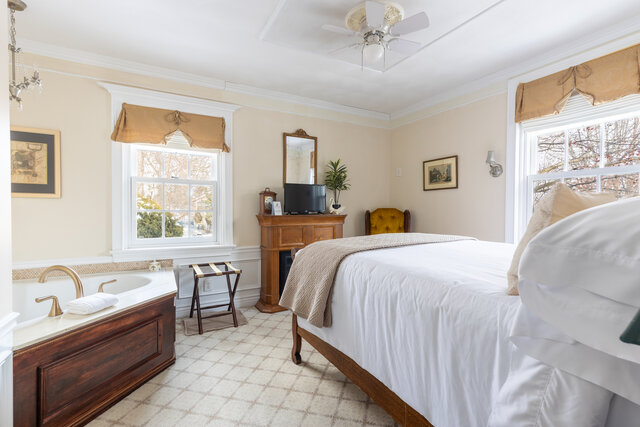 Image 2 for Suite 4