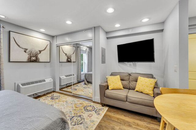 Image 3 for Apartment 11 - King Studio