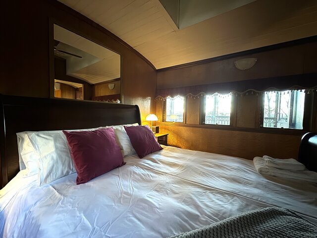 Image 22 for Train - Eastbound cabin