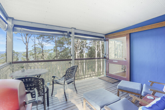 Image 12 for Train - Eastbound cabin