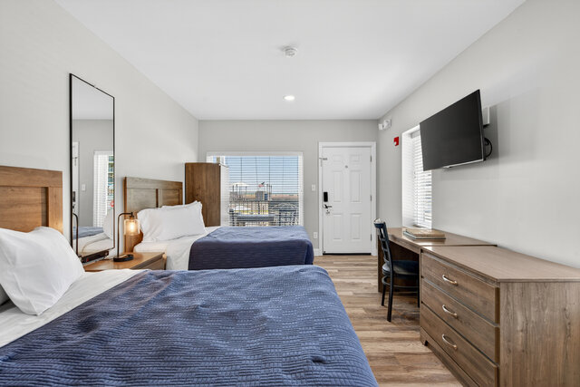 bedroom with 2 beds