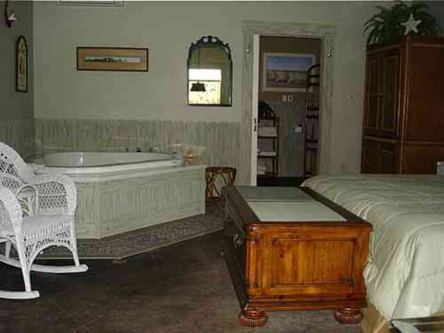 Image 12 for 05) Gulf Coast (King) Suite