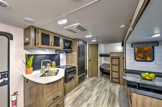 Image 3 for 27 Ft Pioneer