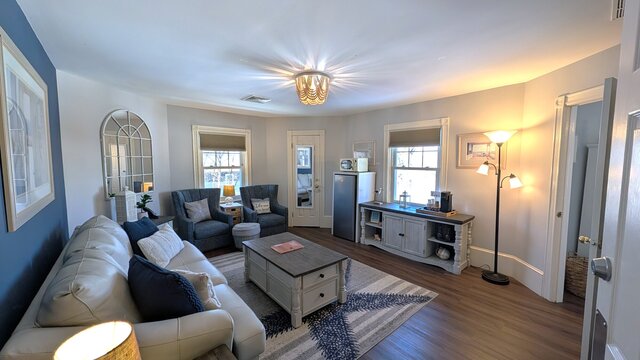 Image 4 for 28 Deluxe King Partial Lake View Suite