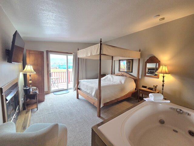 Image 1 for Rm 31-2nd Floor Marina River View/Queen Bed-Jac/FP