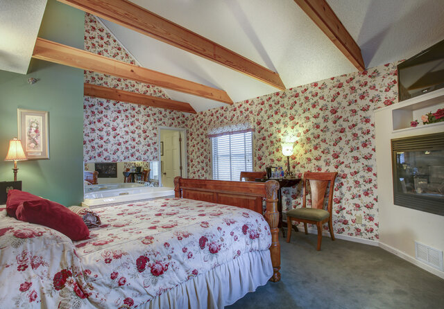 Image 4 for Room 6 - 2nd Floor - Queen Bed - Jacuzzi