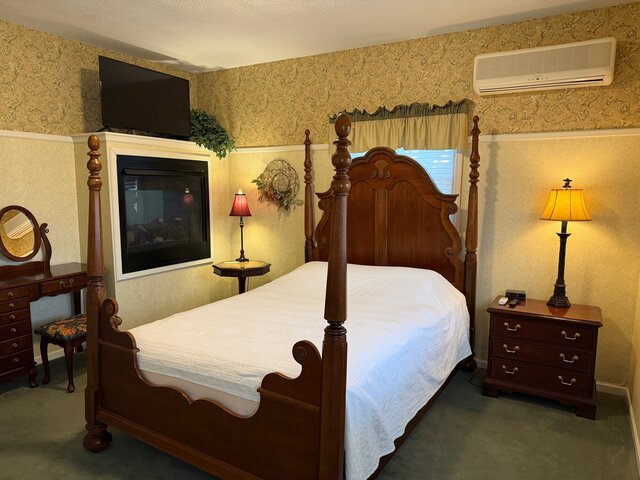 Image 1 for Room 3 - Main Floor - Queen Bed