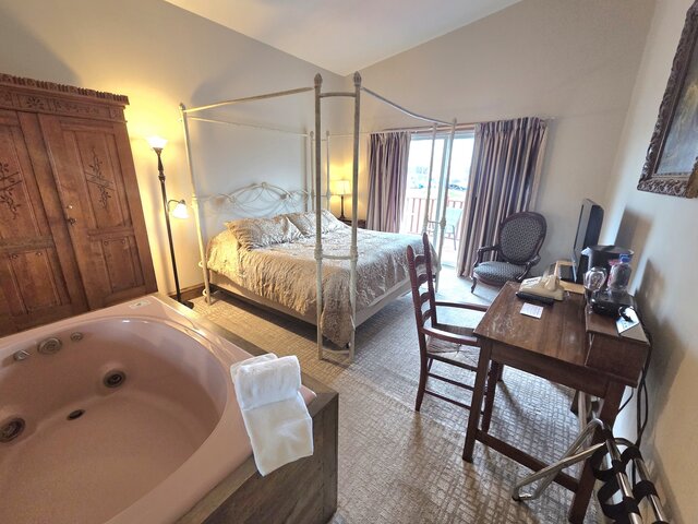 Image 3 for Rm 30-2nd Floor-Marina/River View King Bed/Jacuzzi