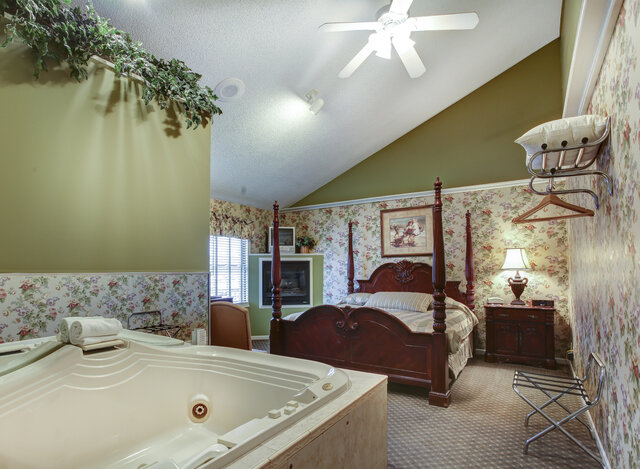 Image 3 for Room 4 - 2nd Floor King Bed-Jacuzzi & Fireplace