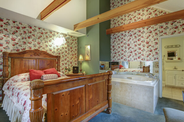 Image 3 for Room 6 - 2nd Floor - Queen Bed - Jacuzzi