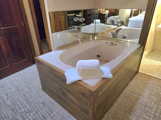 Image 4 for Room 21 - 2nd Floor - King Bed Jacuzzi/Fireplace