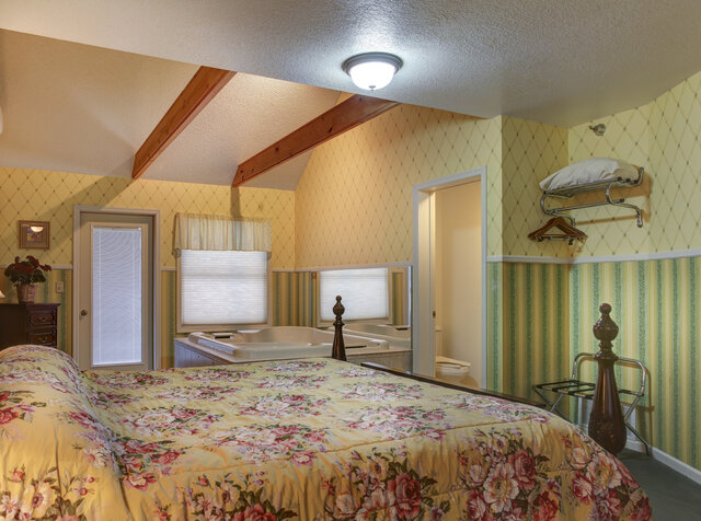Image 1 for Room 7 - 2nd Floor - King Bed - xtra large Jacuzzi
