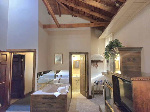 Image 3 for Room 21 - 2nd Floor - King Bed Jacuzzi/Fireplace