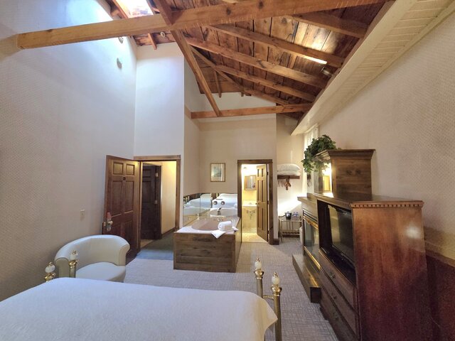 Image 2 for Room 21 - 2nd Floor - King Bed Jacuzzi/Fireplace