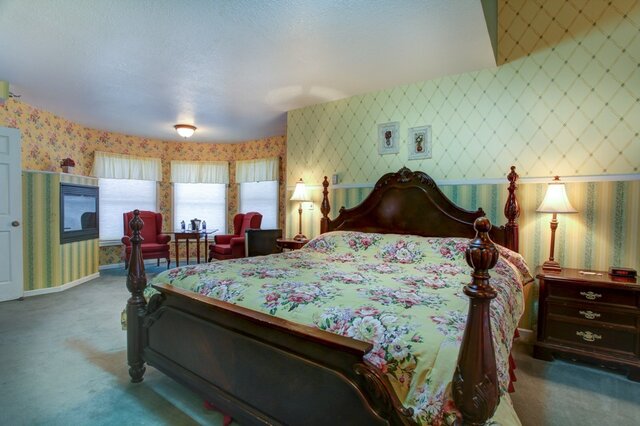 Image 2 for Room 7 - 2nd Floor - King Bed - xtra large Jacuzzi