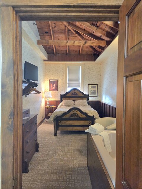 Image 3 for Room 22 - 2nd Floor Queen Bed - Jacuzzi