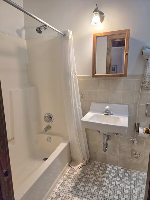 Image 5 for Room 22 - 2nd Floor Queen Bed - Jacuzzi