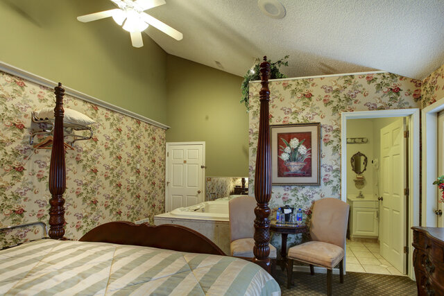 Image 4 for Room 4 - 2nd Floor King Bed-Jacuzzi & Fireplace