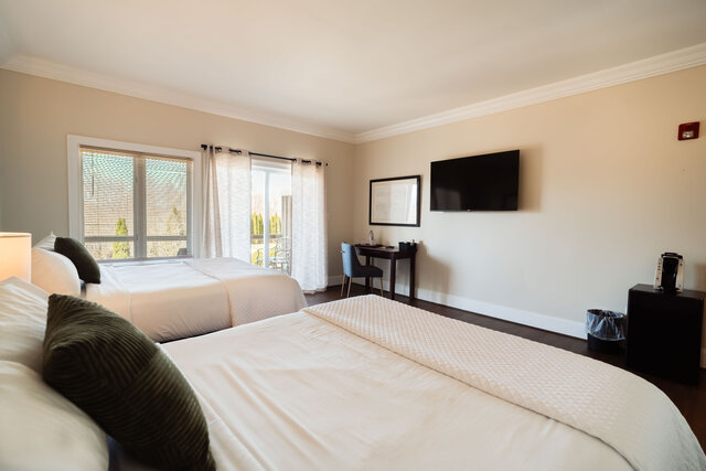 Image 4 for 10) Deluxe Double Queen - Main Level