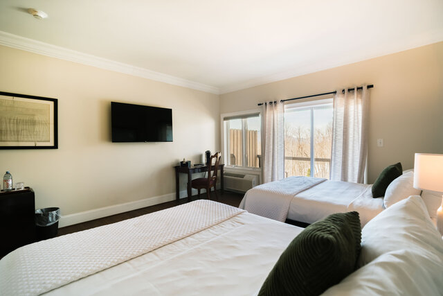 Image 4 for 11) Deluxe Double Queen- Main Level