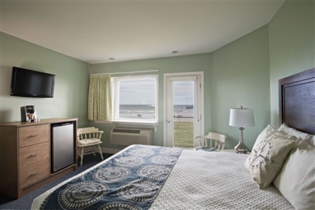 Image 3 for RM 15A Oceanfront Queen Bed, 1st Floor Lawn Access