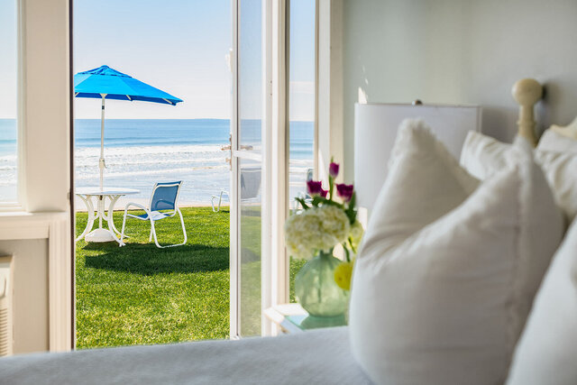 Image 1 for RM 16 Oceanfront Queen Bed, 1st Floor Lawn Access