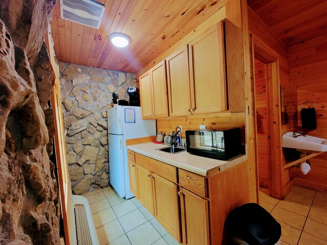 Image 3 for White Lightning – Whole Cabin