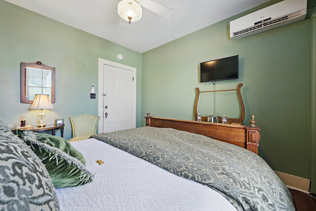 Image 4 for Peridot room