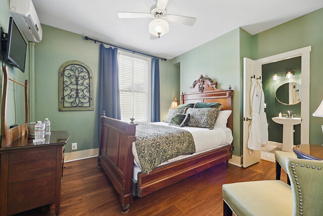 Image 7 for Peridot room