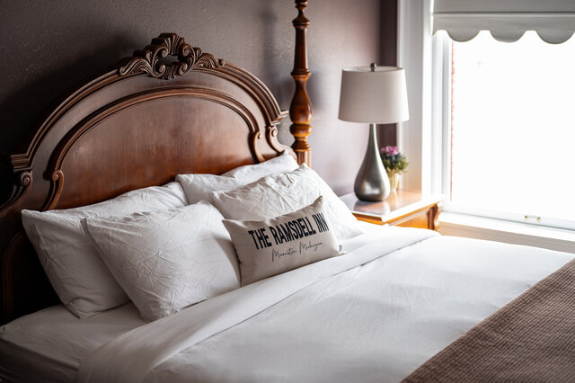 Image 1 for 3-A THE HOLLISTER