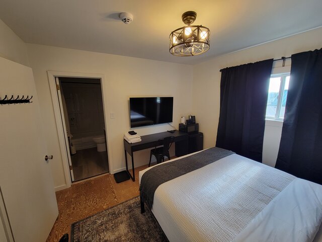 Image 2 for Single Queen Room