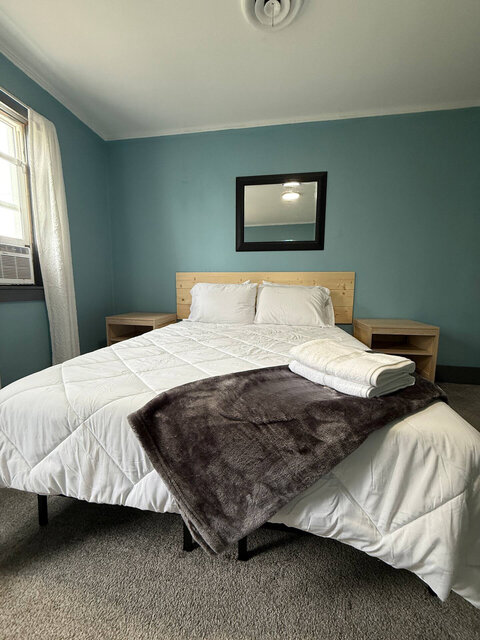 Image 2 for Upper Duplex Hideaway | Walk to Jet Express + Lake