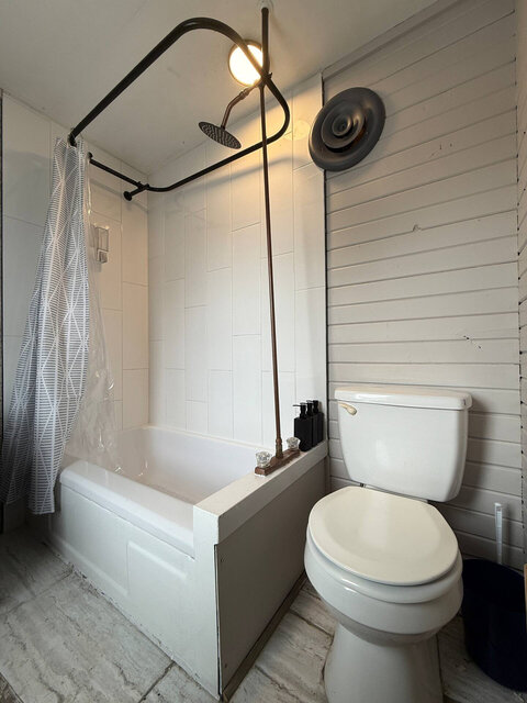 Image 3 for Upper Duplex Hideaway | Walk to Jet Express + Lake