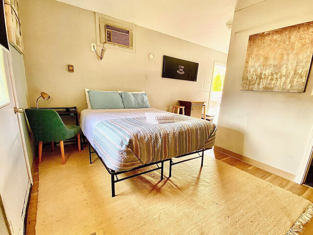 Image 2 for Hidden Studio Retreat + Walk to Jet Express+Dining