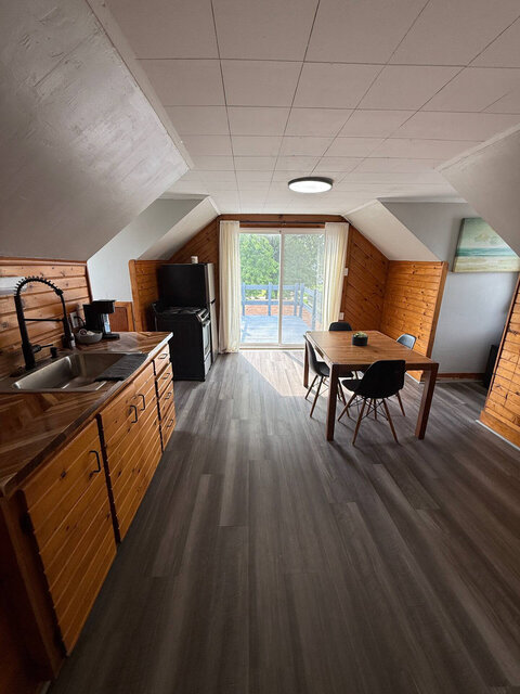 Image 7 for Upper Duplex Hideaway | Walk to Jet Express + Lake