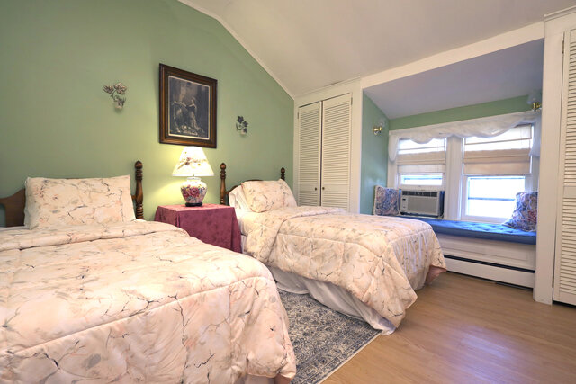 Image 3 for Innkeeper's Twin