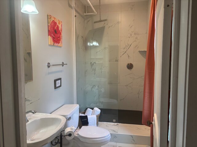 Image 3 for #15 Historic Inn Queen Bed "Hemlock"