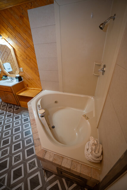 Image 8 for Standard King with Jetted Tub