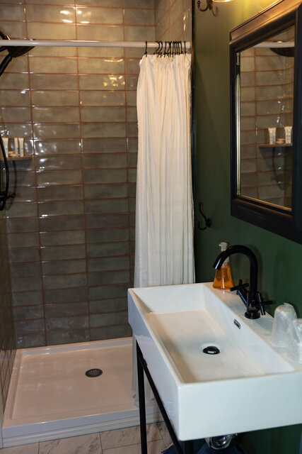 Image 5 for Green Room