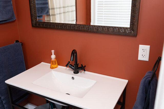 Image 4 for Orange Room