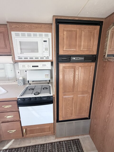 Image 5 for 04) Cozy RV Camper