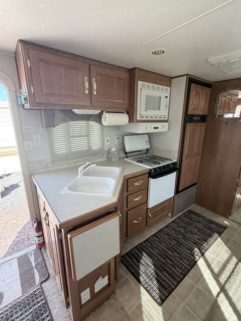 Image 4 for 04) Cozy RV Camper