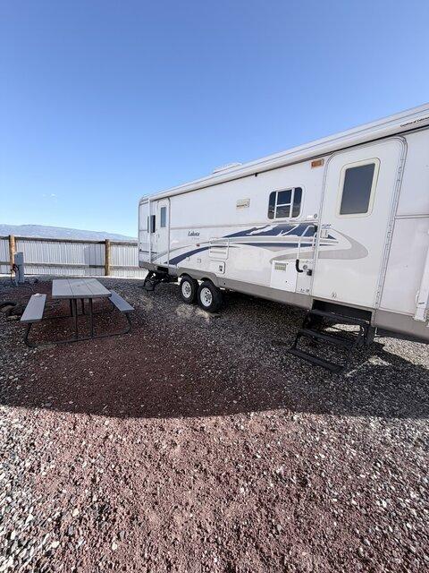 Image 2 for 04) Cozy RV Camper
