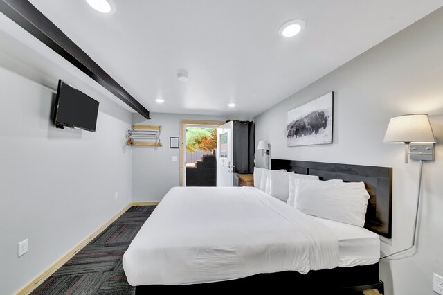 Image 2 for Pine Top King (1 king)